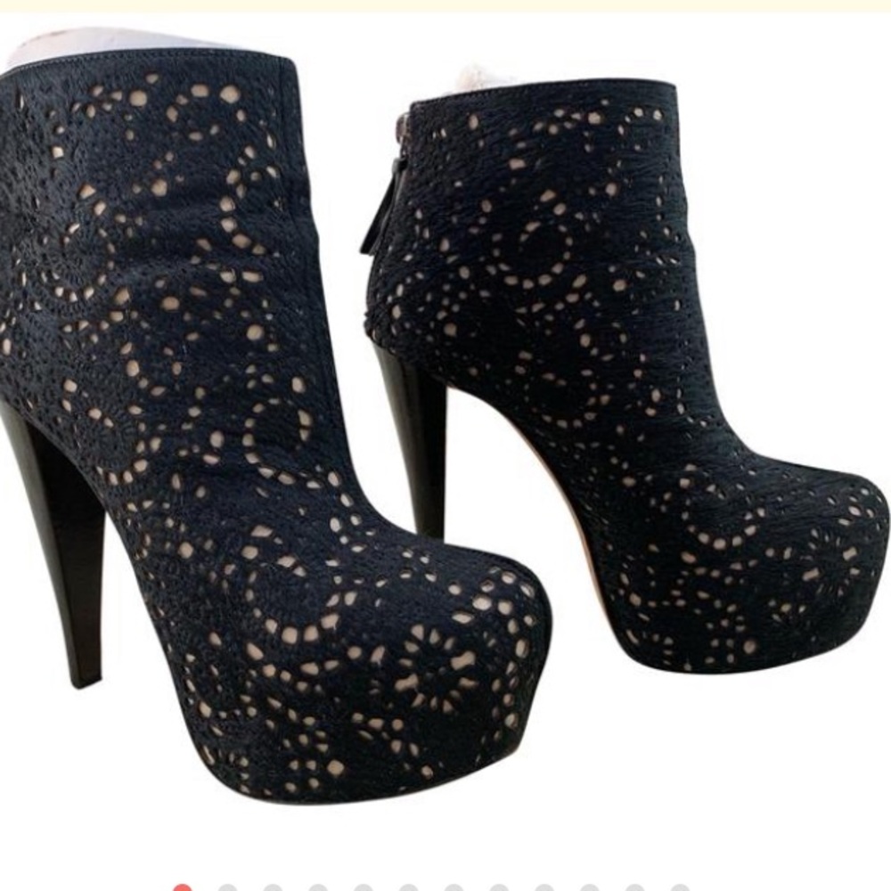 Alice and Olivia platform Booties 37.5